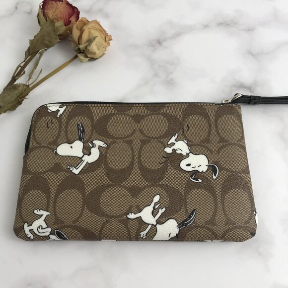 Coach X Peanuts Corner Zip Wristlet Wallet With Snoopy & Woodstock - Picture 2 of 10